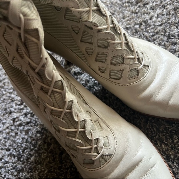 Stuart Weitzman Vintage leather booties, cream, 2.5”kitten heel, size 10 narrow - Picture 6 of 13